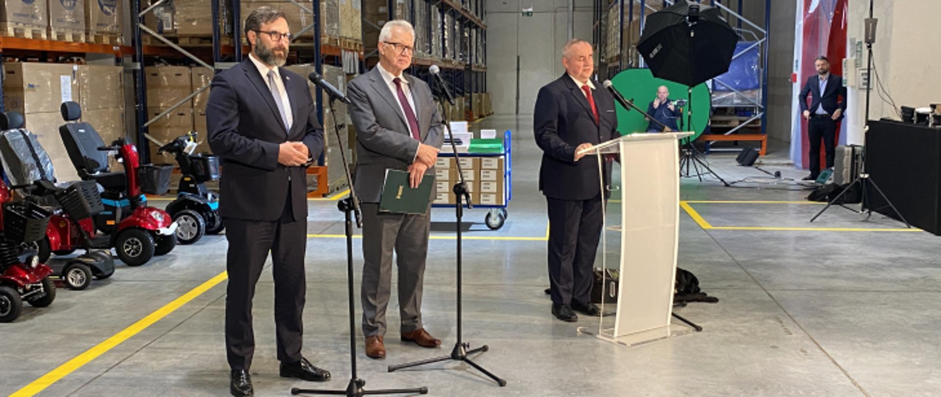 Wiceminister Paweł Wdówik, Michał Kuczmierowski, Prezes Rządowej Agencji Rezerw Strategicznych i Krzysztof Michałkiewicz Prezes Państwowego Funduszu Rehabilitacji Osób Niepełnosprawnych