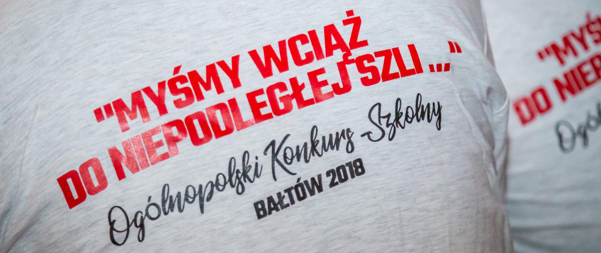 Koszulka zawierająca wydrukowaną nazwę konkursu