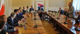 Małopolska Rada ds. Społeczeństwa Informacyjnego. Kilkanaście osób siedzi na sali konferencyjnej.