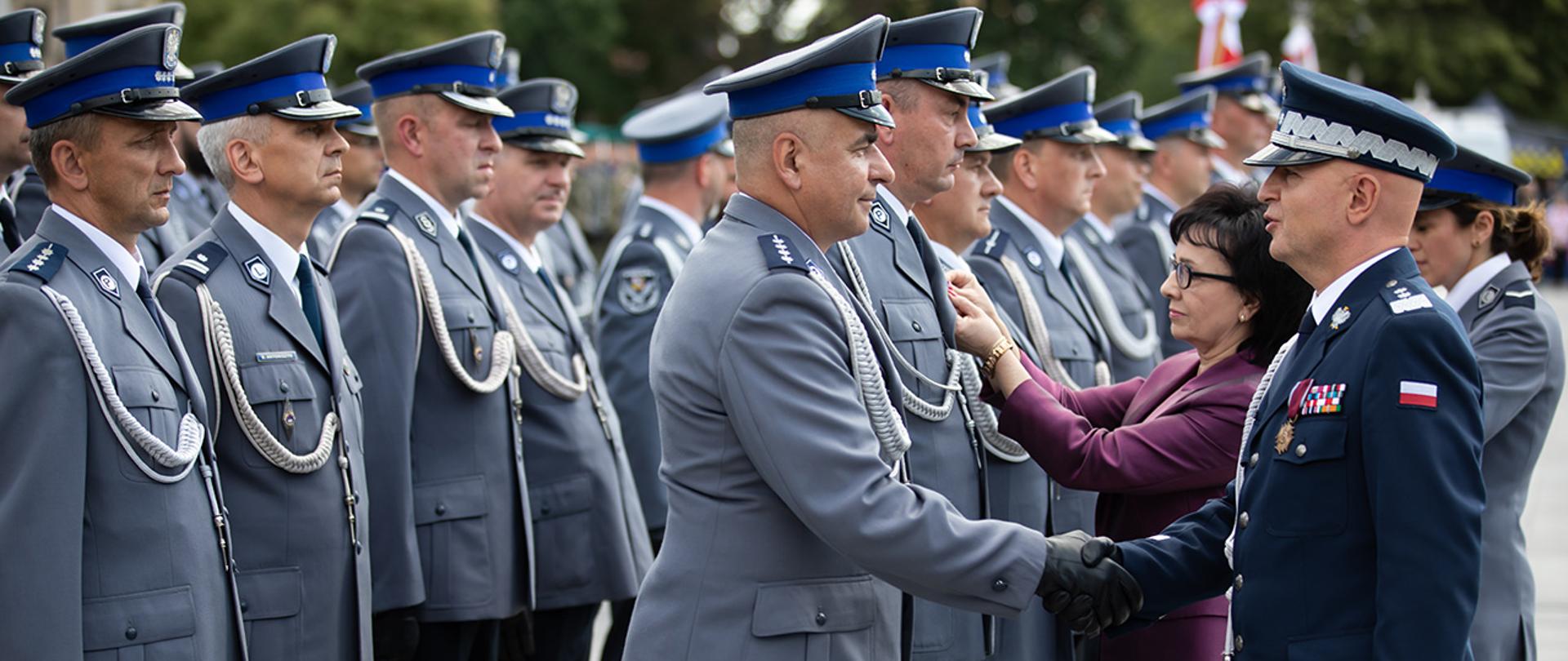 Minister Elżbieta Witek wraz z Komendantem Głównym Policji generalnym inspektorem Jarosławem Szymczykiem wręczyli funkcjonariuszom Dolnośląskiej Policji medale "Za długoletnią służbę" oraz odznaki "Zasłużony Policjant".