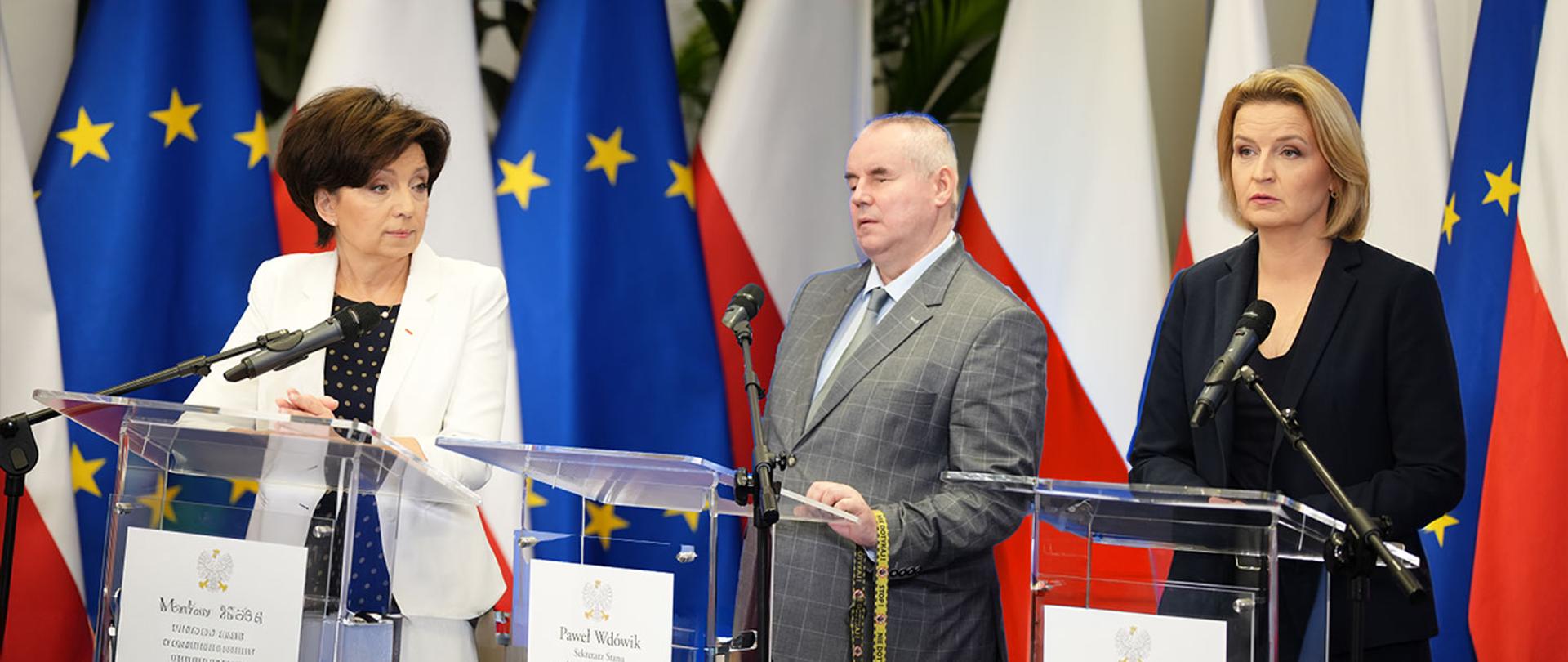 Na zdjęciu Minister Marlena Maląg oraz wiceminister Paweł Wdówik oraz wiceminister Barbara Socha podczas briefingu w MRiPS