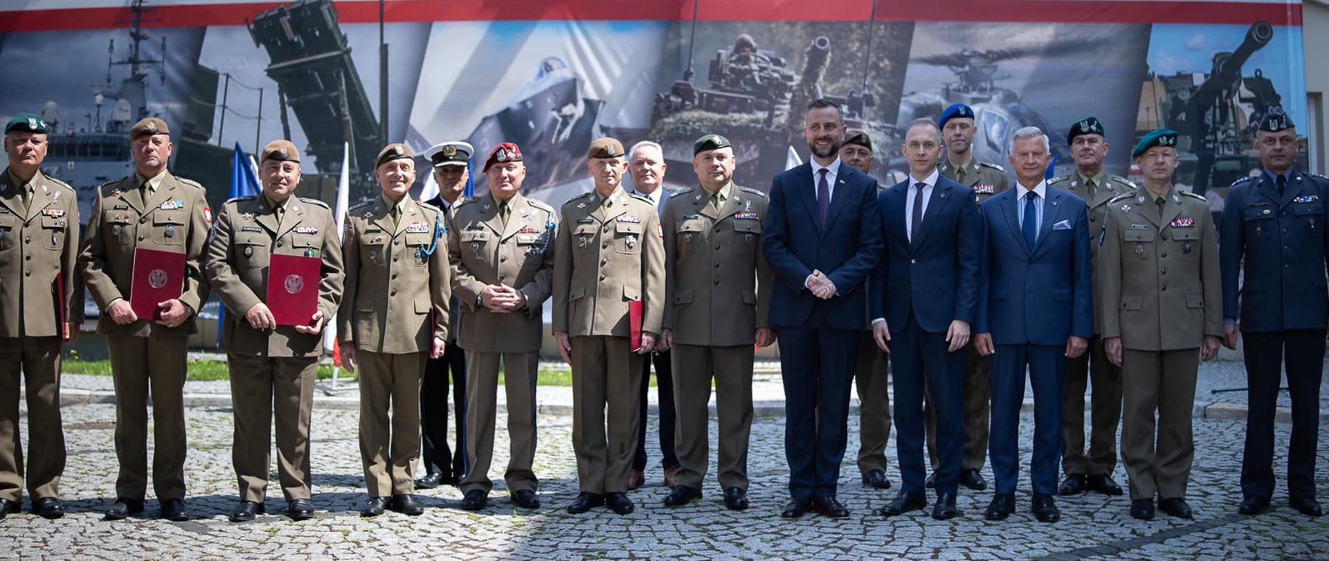 15 lipca 2026 r. w Warszawie, Władysław Kosiniak-Kamysz, wicepremier - minister obrony narodowej w obecności kadry kierowniczej MON i Sił Zbrojnych RP wręczył decyzje o wyznaczeniach na nowe stanowiska służbowe. Fot. Krzysztof Niedziela/MON