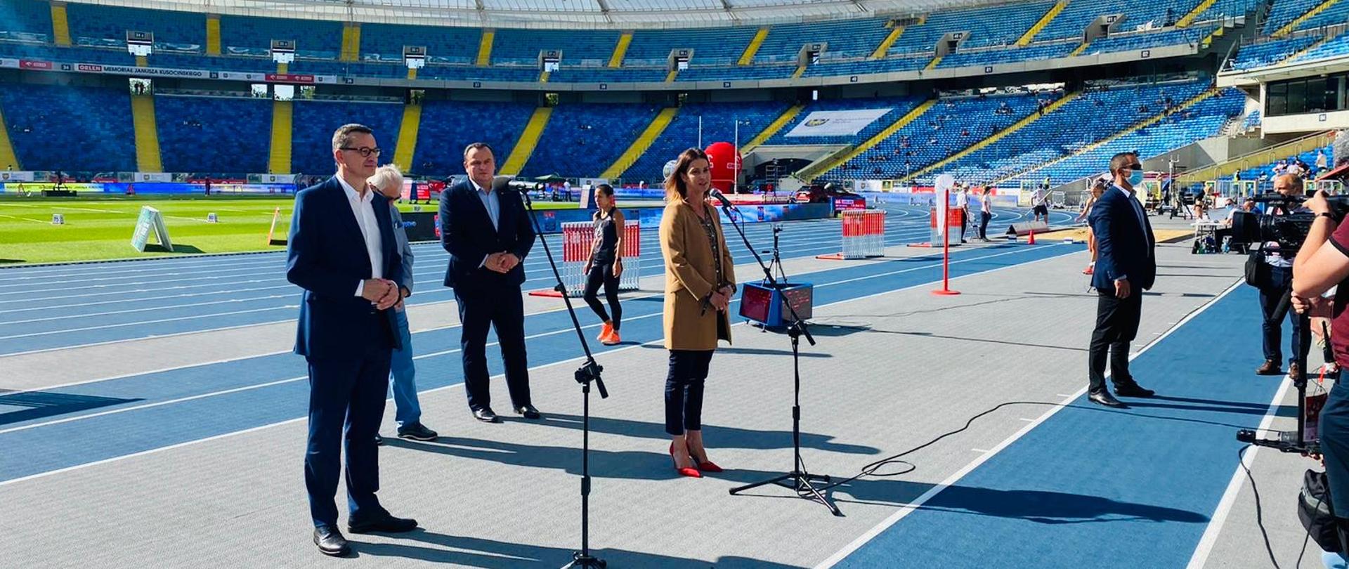 Inauguracja Memoriału - konferencja prasowa. Przemawia Minister Danuta Dmowska-Andrzejuk. 