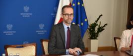 wiceminister klimatu Adam Guibourgé-Czetwertyński podczas Videokonferencji Ministrów UE ds. środowiska
