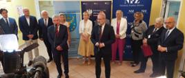 Zdjęcie z konferencji prasowej ministra zdrowia Adama Niedzielskiego i senatora Stanisława Karczewskiego