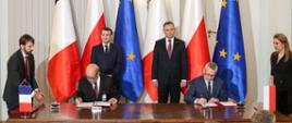 Moment podpisania deklaracji - przy stole (po lewej) minister Minister Europy i Spraw Zagranicznych Francji Jean-Yves Le Drian, (po prawej) Minister cyfryzacji RP Marek Zagórski. Za nimi stoją: (po lewej ) Prezydent Francji Emmanuel Macron, (po prawej) Prezydent RP Andrzej Duda