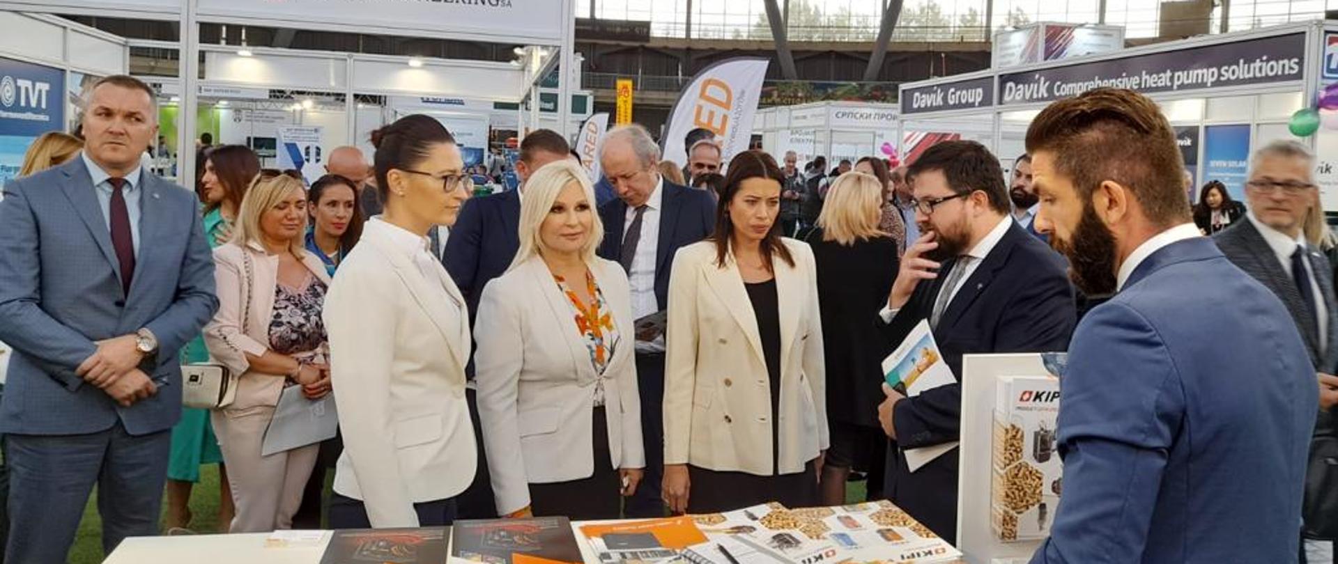 Przejście po terenie targów EcoFair w towarzystwie Wicepremier Zorany Mihajlović (po lewej stronie) i Ireny Vujowić- Ministra Ochrony Środowiska Serbii (po prawej)
