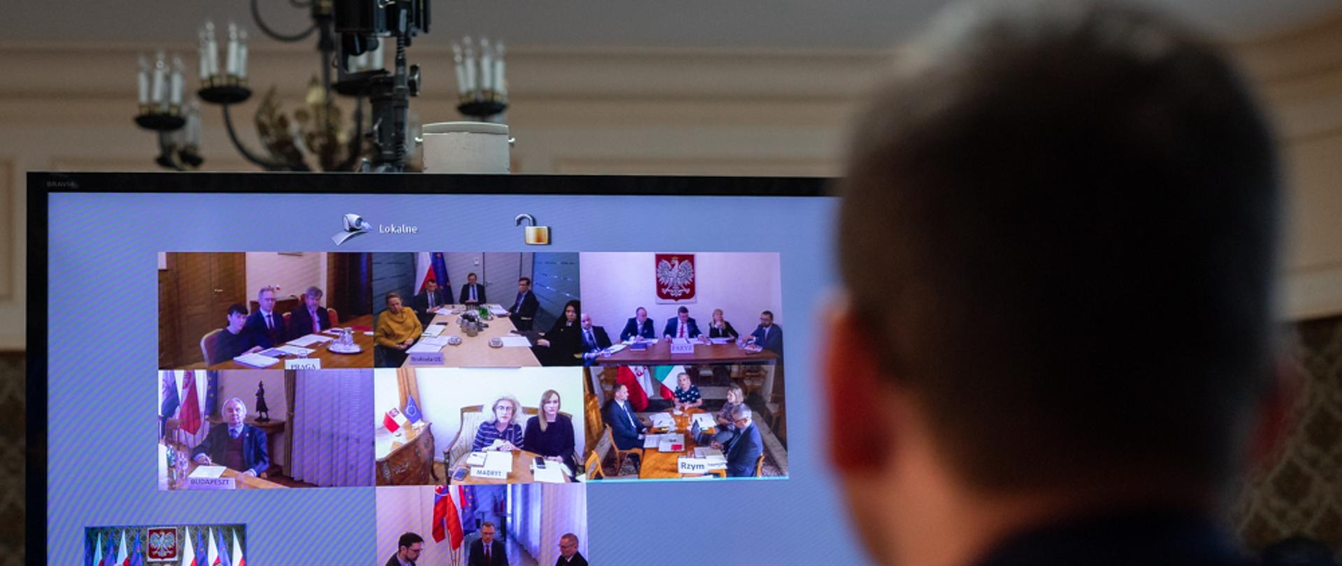 Widok z tyłu na trwającą wideokonferencję.