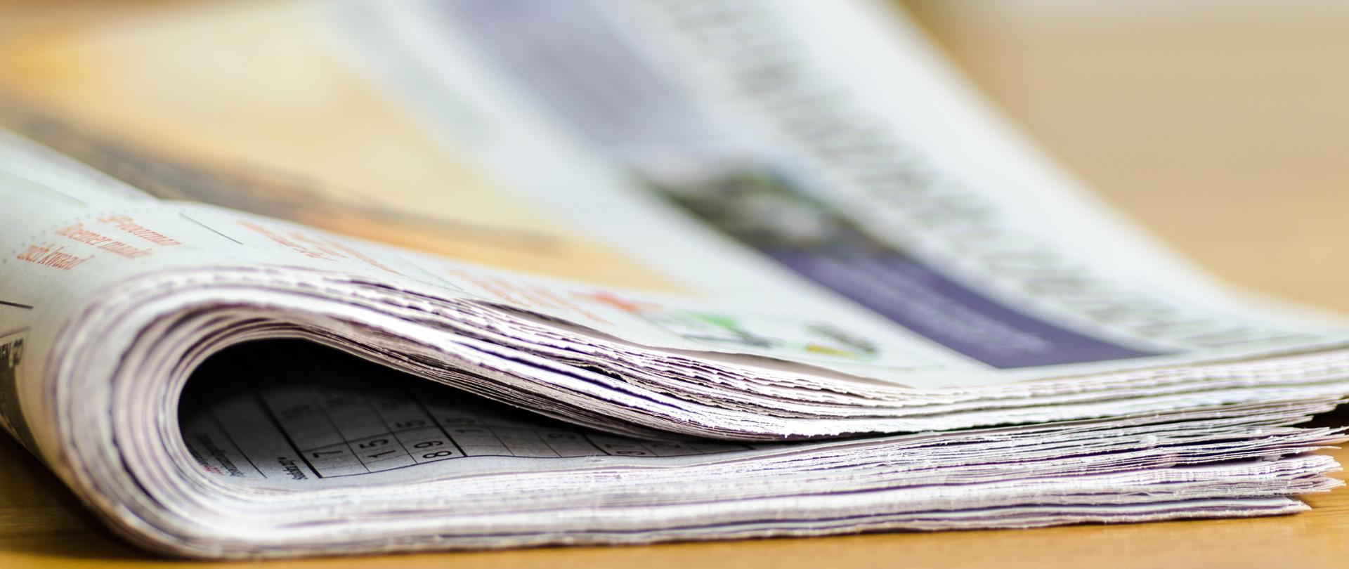 zwinięta gazeta