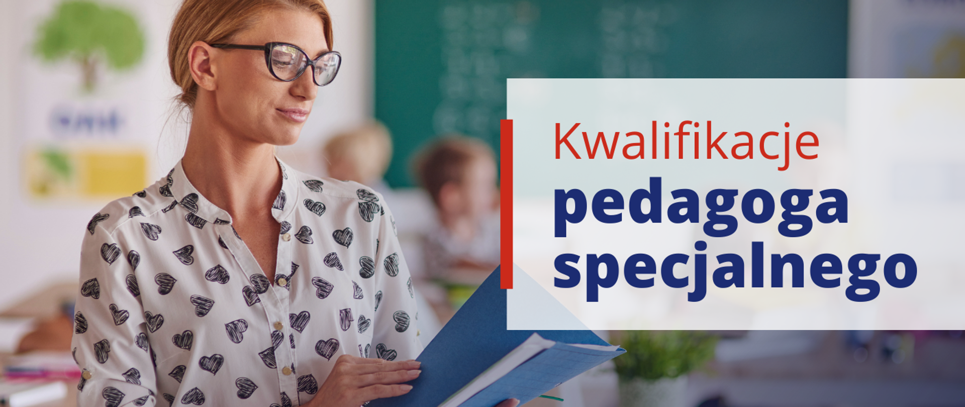 Kobieta trzymająca teczkę w ręku, za nią dwóch uczniów siedzących w ławkach obok napis Kwalifikacje pedagoga specjalnego