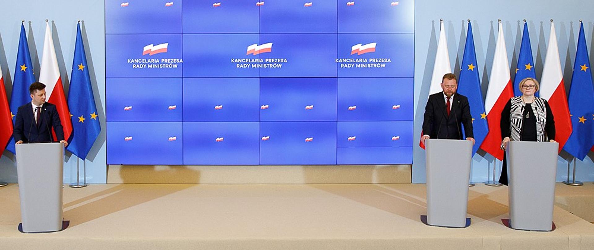 Widok na trwającą konferencję prasową.