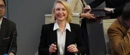 Podpisywanie umów na wsparcie inkubatorów na rozwój innowacji społecznych, przy stole siedzi Wioletta Wilimska z ROSP w Krakowie
