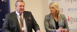 na zdjęciu: minister zdrowia Katarzyna Sójka i dr n. med. Marek Tombarkiewicz, dyrektor Narodowego Instytutu Geriatrii, Reumatologii i Rehabilitacji w Warszawie 