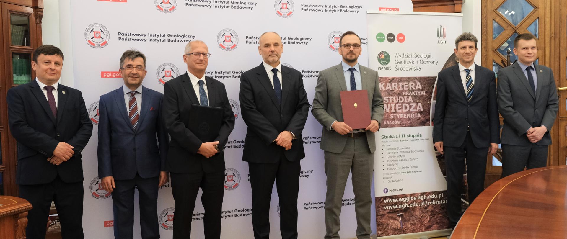 Wiceminister Piotr Dziadzio na uroczystości podpisania porozumienia o współpracy między PIG-PIB i AGH ws. nowego kierunku studiów podyplomowych – „Geozagrożenia”