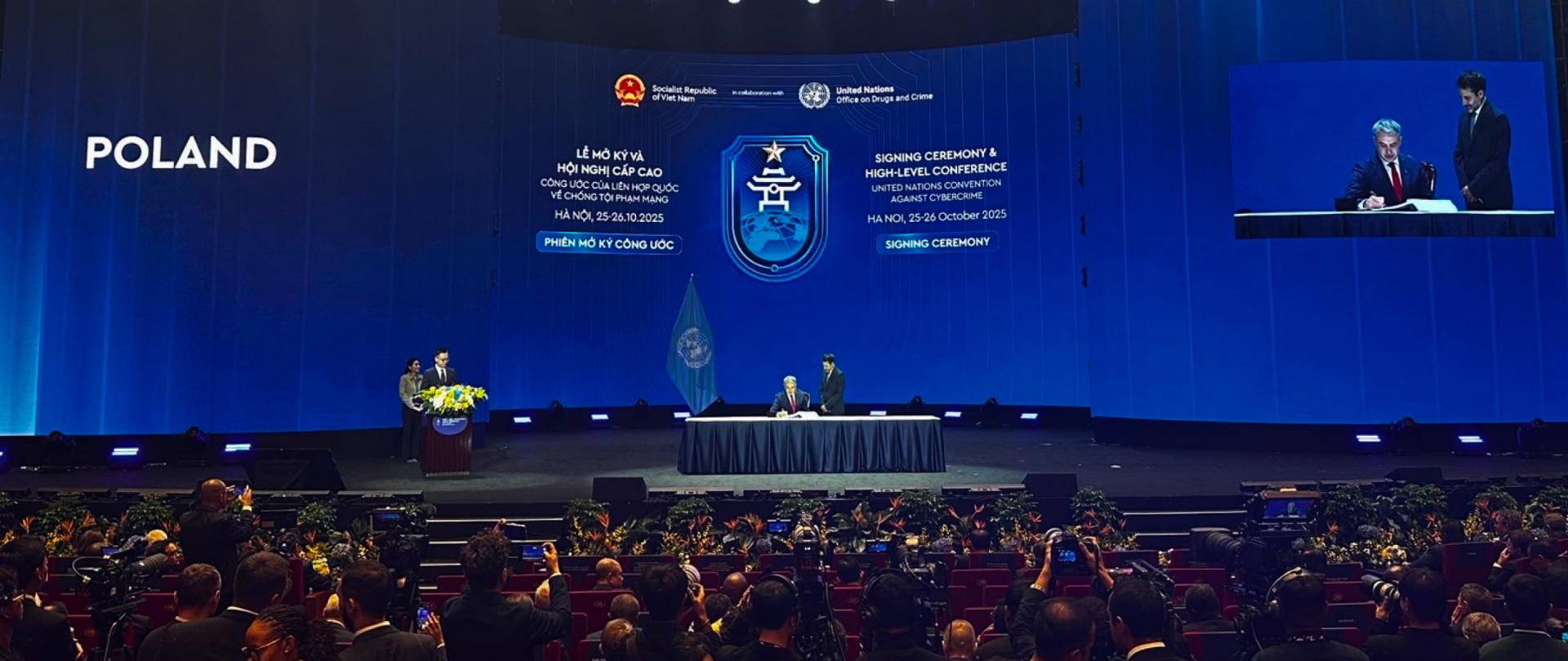 Wicepremier i minister cyfryzacji Krzysztof Gawkowski podczas wizyty w Hanoi podpisał w imieniu Rzeczypospolitej Polskiej Konwencję Organizacji Narodów Zjednoczonych przeciwko cyberprzestępczości 