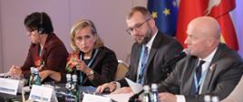 Minister funduszy i polityki regionalnej Grzegorz Puda podczas spotkania z Konwentem Marszałków Województw RP, minister Puda siedzi za stołem prezydialnym
