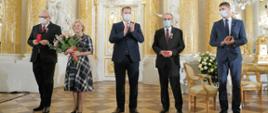 Kongres Edukacji Klasycznej z udziałem ministra Edukacji i Nauki Przemysława Czarnka, minister Przemysław Czarnek oraz wiceminister Dariusz Piontkowski w towarzystwie nagrodzonych uczestników kongresu.